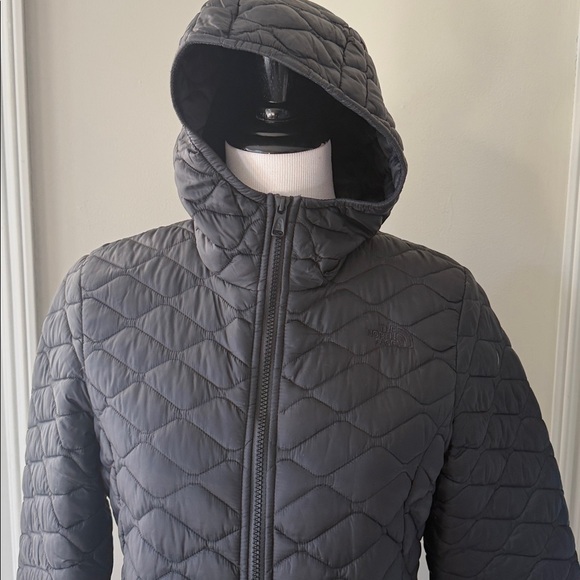 The North Face Womens ThermoBall Insulated Hooded Parka - Black-Medium, like new - Picture 6 of 12